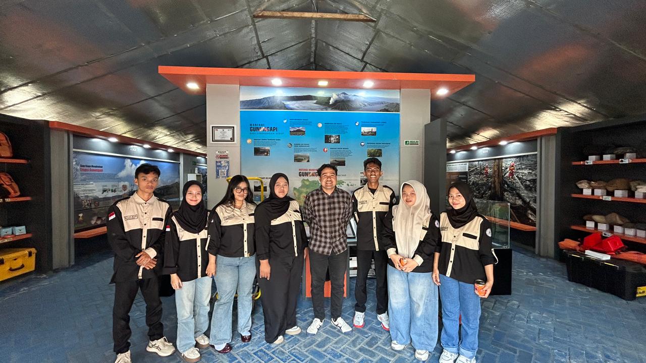 Mahasiswa Sosiologi FISIP UNISBA Blitar Mengasah Kompetensi Mitigasi melalui Simulasi Imersif Virtual Reality (VR) di BPBD Jawa Timur"